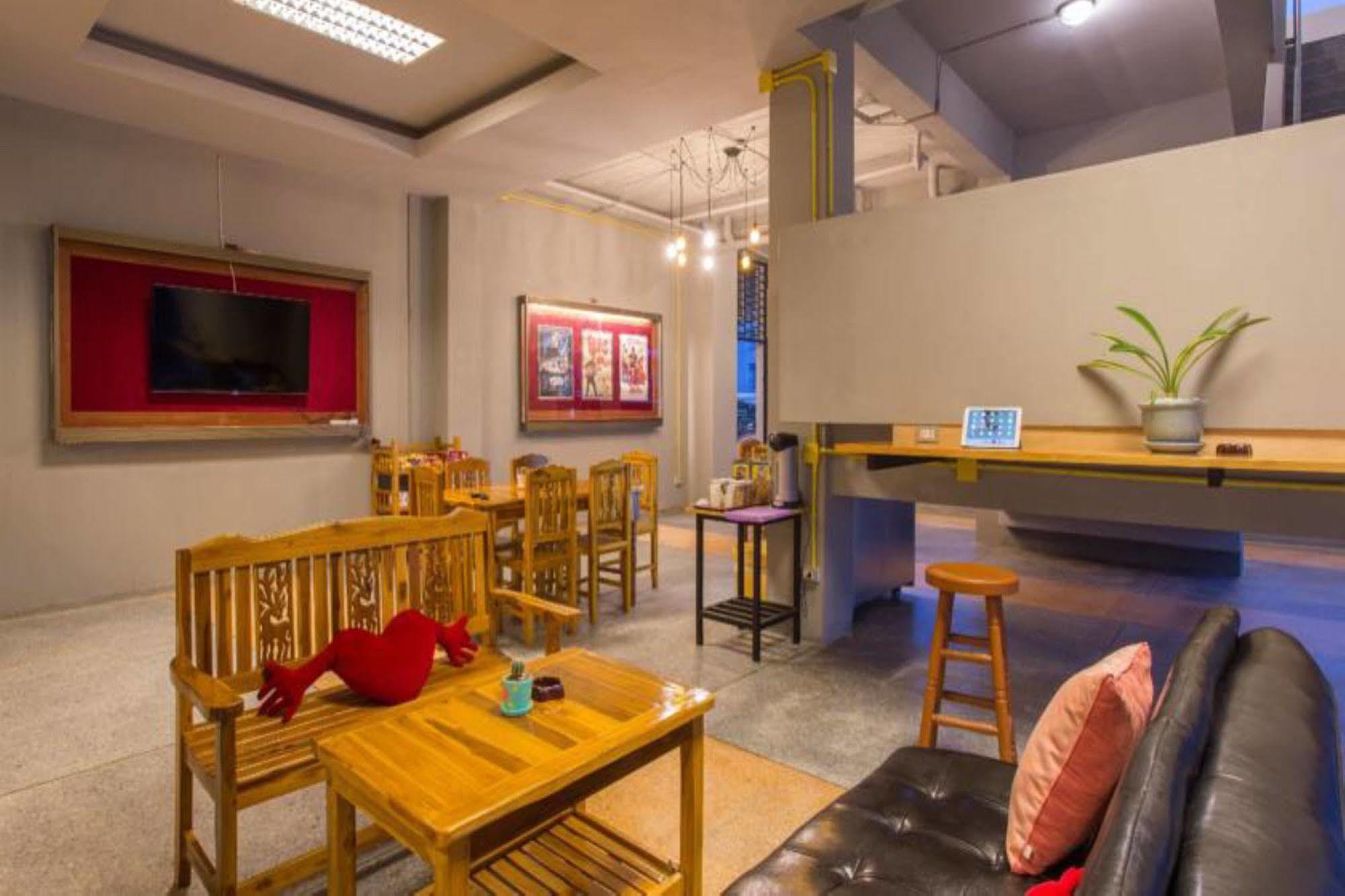 Holiday Station Hostel Krabi town Buitenkant foto